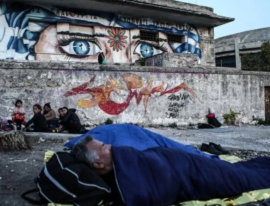 Έρευνα ΙΟΒΕ: 6 στους 10 Έλληνες δηλώνουν ότι μόλις που τα βγάζουν πέρα